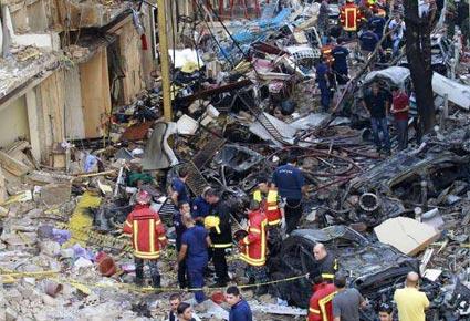 انفجار في منطقة الأشرفية-بيروت يودي بحياة العميد وسام الحسن وعدد من المواطنين  